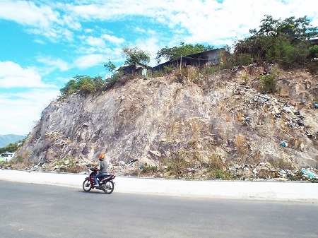 Hàng chục hộ dân sống thấp thỏm bên “miệng hố tử thần”