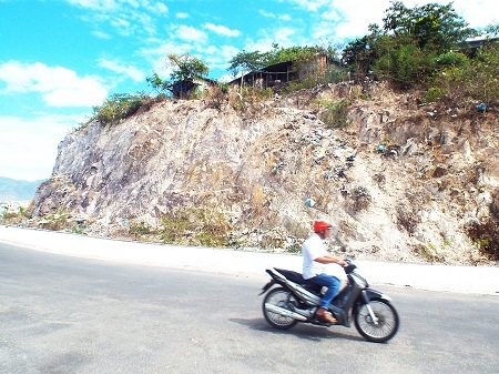 Sống thấp thỏm bên “miệng núi tử thần”