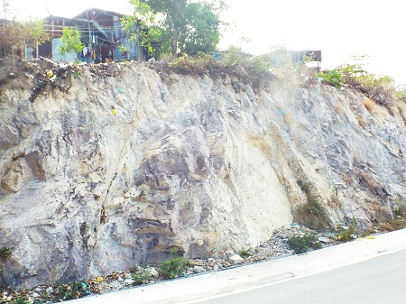 Đã có một phụ nữ sinh sống tại đây tử vong sau khi trượt chân từ trên núi rơi xuống mặt đường.