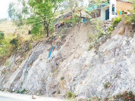 Đã có một phụ nữ sinh sống tại đây tử vong sau khi trượt chân từ trên núi rơi xuống mặt đường.