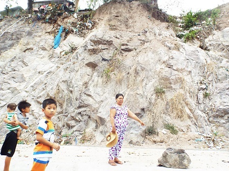 Đá từ trên núi lăn xuống đe dọa tính mạng người dân.