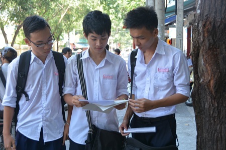 Thí sinh Nha Trang trao đổi bài sau khi kết thúc môn Toán, trưa 3/6 (Ảnh: Viết Hảo)