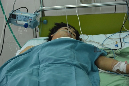 Theo các bác sỹ Bệnh viện Đa khoa Khánh Hòa, hiện anh L. đã qua được cơn nguy kịch (Ảnh: Viết Hảo)