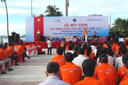 Khánh Hòa: 1.000 người mít tinh kỷ niệm Ngày Dân số Thế giới - 1 Khánh Hòa: 1.000 người mít tinh kỷ niệm Ngày Dân số Thế giới