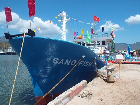 Bàn giao tàu cá vỏ thép cho ngư dân vươn khơi, bám biển