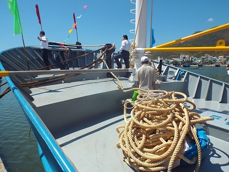 Bàn giao tàu cá vỏ thép cho ngư dân vươn khơi, bám biển