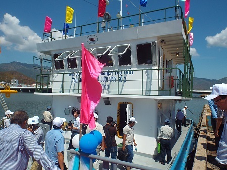 Bàn giao tàu cá vỏ thép cho ngư dân vươn khơi, bám biển