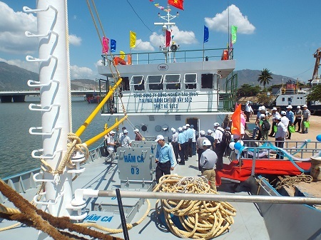 Bàn giao tàu cá vỏ thép cho ngư dân vươn khơi, bám biển