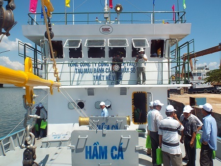 Bàn giao tàu cá vỏ thép cho ngư dân vươn khơi, bám biển