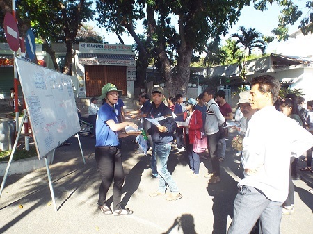 Các tình nguyện viên đã đợi sẵn bên trong khuôn viên trường ĐH Nha Trang để hướng dẫn cho thí sinh.