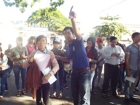 Các tình nguyện viên đã đợi sẵn bên trong khuôn viên trường ĐH Nha Trang để hướng dẫn cho thí sinh.