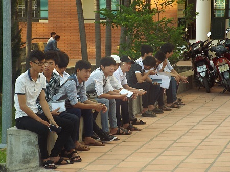 Thí sinh dự thi vào ĐH Nha Trang đã đến trường thi từ rất sớm, sáng 4/7. (Ảnh: Viết Hảo)