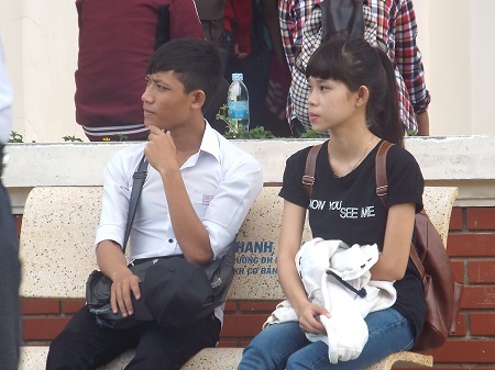 Thoáng âu lo của sĩ tử trước môn thi đầu tiên của kỳ thi ĐH, C Đ năm nay (Ảnh: Viết Hảo)