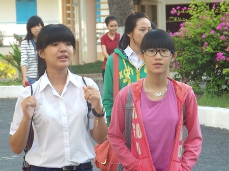 Thí sinh dự thi vào ĐH Nha Trang đã đến trường thi từ rất sớm, sáng 4/7. (Ảnh: Viết Hảo)