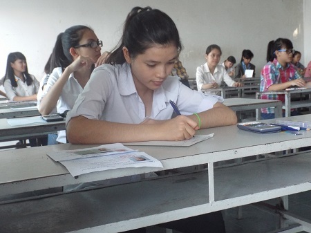 Thí sinh dự thi vào ĐH Nha Trang trong buổi thi môn Toán, sáng 4/7. (Ảnh: Viết Hảo)