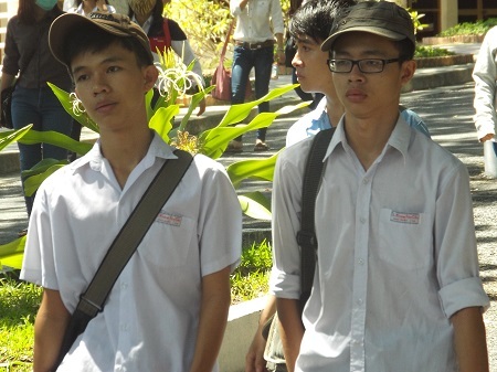 Thí sinh dự thi vào trường ĐH Nha Trang ra về sau môn thiȠToán, trưa 4/7. (Ảnh: Viết Hảo)