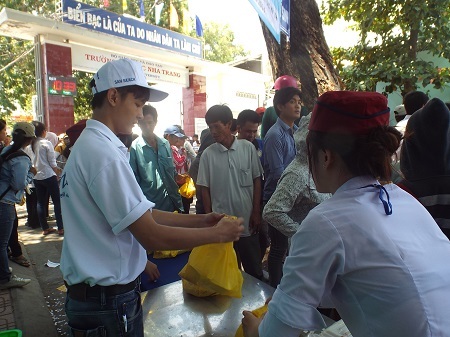 Chuẩn bị cơm miễn phí để phát cho sĩ tử.