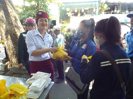 Phát cơm miễn phí cho thí sinh sau buổi thi Toán tại trường ĐH Nha Trang. (Ảnh: Viết Hảo)