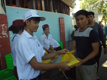 Phát cơm miễn phí cho thí sinh sau buổi thi Toán tại trường ĐH Nha Trang. (Ảnh: Viết Hảo)