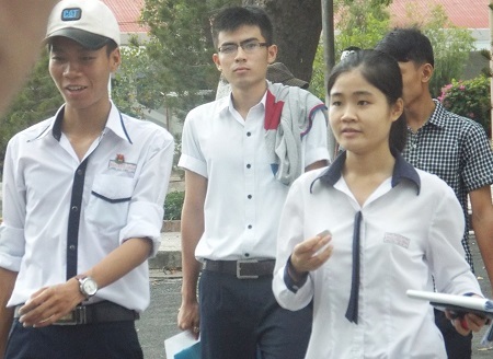 Thí sinh dự thi vào ĐH Nha Trang trao đổi bài sau môn Lý, chiều 4/7. (Ảnh: Viết Hảo)