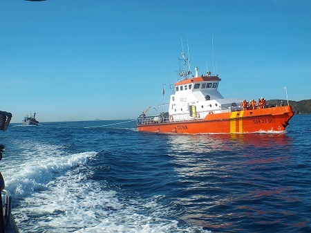 Tàu SAR27-01 của Nhatrang MRCC đang lai dắt tàu cá BĐ-96427-TS vào Nha Trang. 