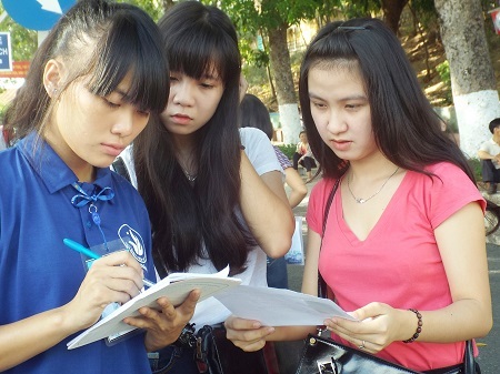 Tình nguyện viên hướng dẫn sơ đồ phòng thi cho thí sinh dự thi vào ĐH Nha Trang.