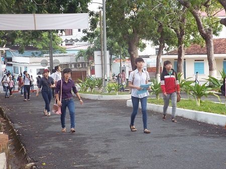 Thí sinh dự thi vào ĐH Nha Trang đã đến trường thi từ rất sớm, sáng 9/7.(Ảnh: Viết Hảo)