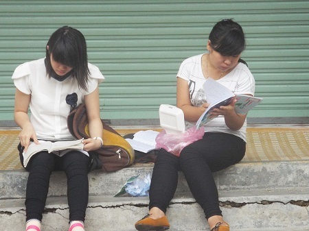 Thí sinh dự thi vào ĐH Nha Trang đã đến trường thi từ rất sớm, sáng 9/7.(Ảnh: Viết Hảo)