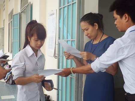 Giám thị trường ĐH Nha Trang gọi thí sinh vào phòng thi, sáng 9/7 (Ảnh: Viết Hảo)