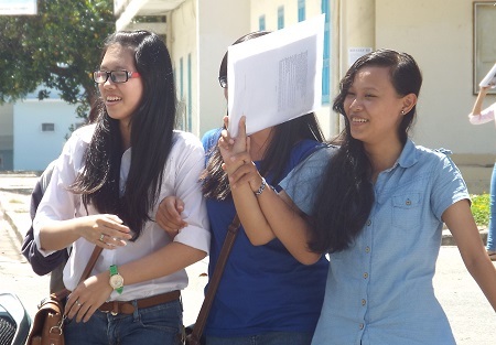 Thí sinh dự thi vào trường ĐH Nha Trang ra về sau khi kết thúc môn Toán, trưa 9/7 (Ảnh: Viết Hảo)