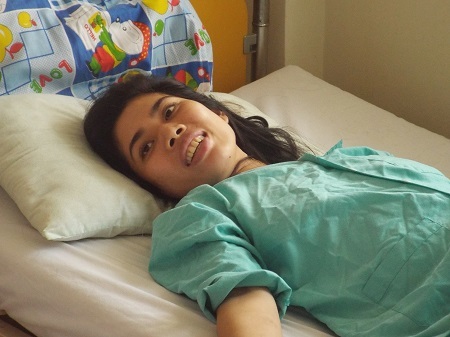 Khi chúng tôi đến, chị Linh đã cười và nói lời cảm ơn các bác sỹ đã cứu chị. (Ảnh: Viết Hảo).