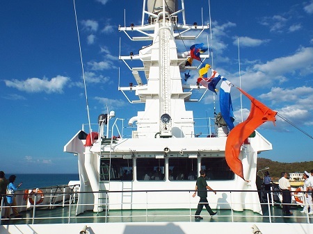 Hệ thống vệ tinh hiện đại kết nối với đất liền trên tàu CSB 8001.