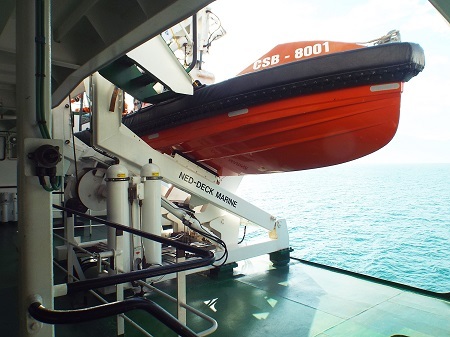 Xuồng cứu sinh trên tàu CSB 8001.