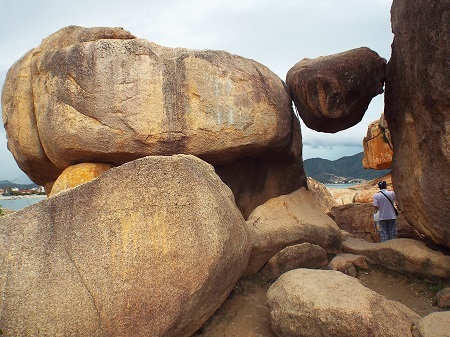 Kết cấu của những tảng đá tại Hòn Chồng.