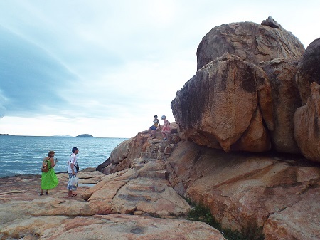 Từ Hòn Chồng, du khách có thể ngắm nhiều vị trí và các đảo khác trong vịnh Nha Trang.