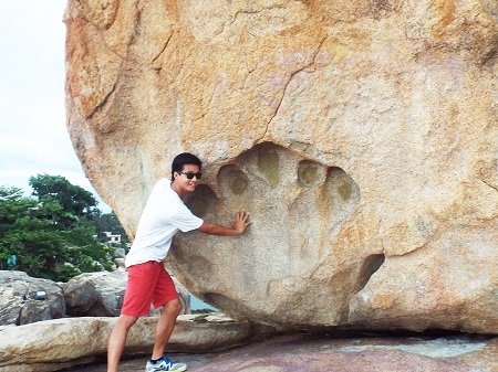 Du khách chụp hình bên bàn tay người ở Hòn Chồng.