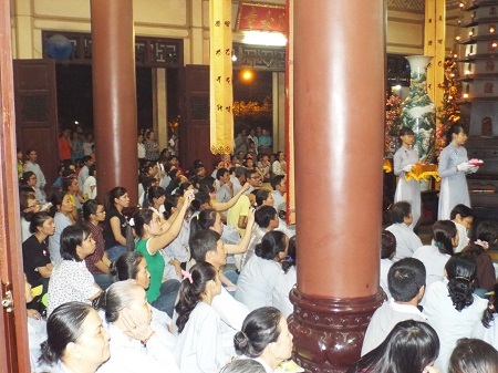 Rất đông người dân đến Chùa Long Sơn hành lễ vào đêm 14/7 âm lịch.