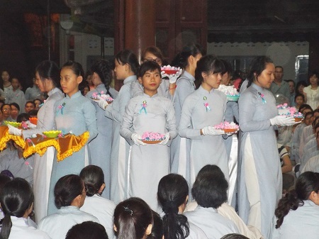 Một nghi thức quan trọng vào rằm tháng 7 âm lịch hay còn gọi là Lễ Vu lan báo hiếu.