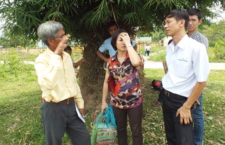 Phút xúc động của chị Lan khi nhìn về Ô Kha.