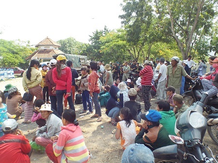 Người dân mưu sinh trên bãi rác Rù Rì