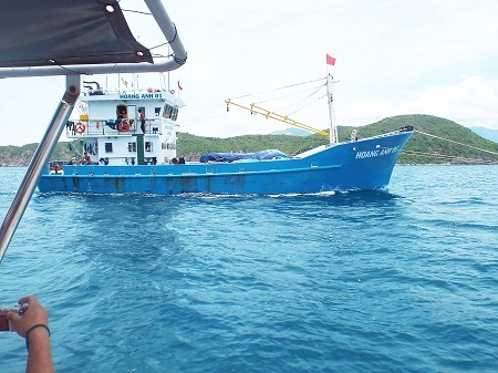 Tàu Hoàng Anh 01 được lai dắt vào bờ