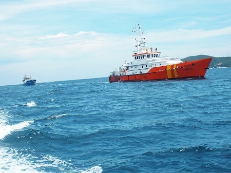 Tàu SAR 413 của Vietnam MRC đang lai dắt tàu Hoàng Anh 01 về Cảng Nha Trang, trưa nay 26/8.