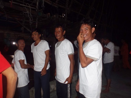 Các ngư dân phấn khởi sau khi được cứu nạn.