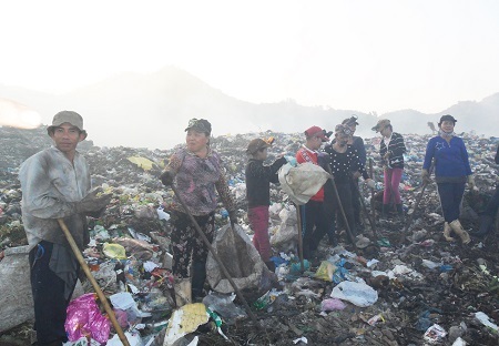 Người dân mưu sinh trên bãi rác Rù Rì