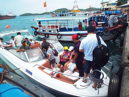 Tàu du lịch chở du khách khám phá các đảo trên Vịnh Nha Trang.