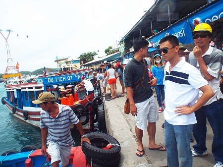 Tàu du lịch chở du khách khám phá các đảo trên Vịnh Nha Trang.