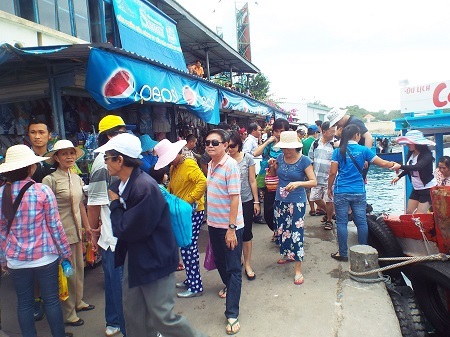 Tàu du lịch chở du khách khám phá các đảo trên Vịnh Nha Trang.
