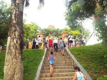 Du khách đi bộ lên tham quan quần thể Tháp bà Ponagar, ngày 1/9.