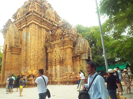 Tháp bà Ponagar là điểm đến gần gũi với du khách khi đến Nha Trang.