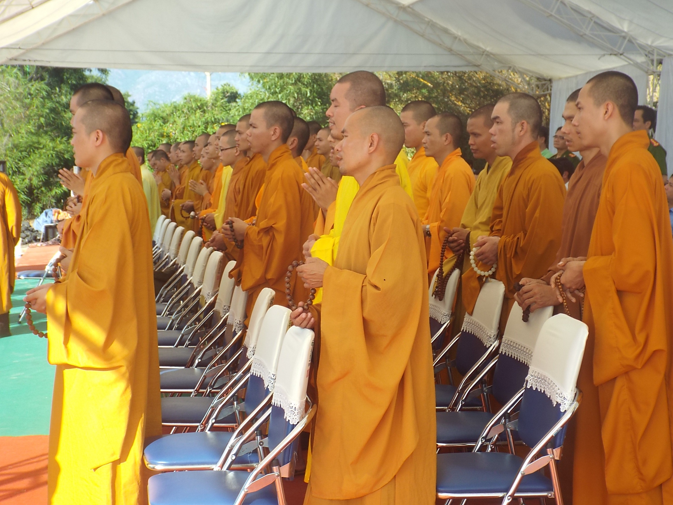 Các nhà sư làm lễ cầu an tại l